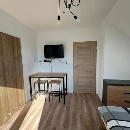 U Adama Konukevi *